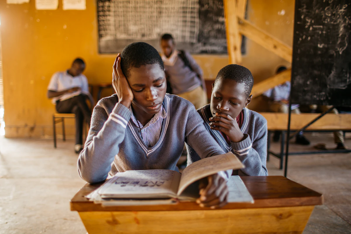 Une lycéenne concentrée sur son cahier en classe