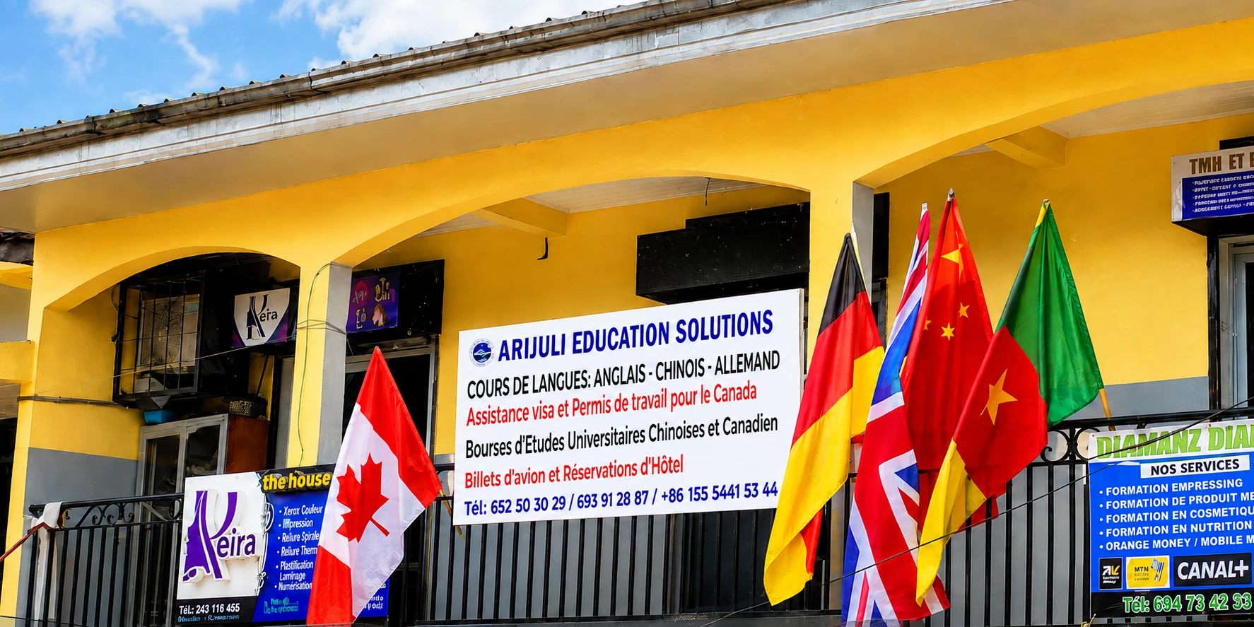 Façade du centre Arijuli Education Solutions, avec les drapeaux du Canada, de l’Allemagne, du Royaume-Uni, de la Chine et du Cameroun