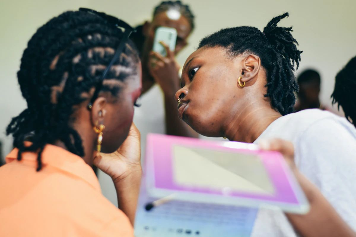 Deux étudiantes travaillent ensemble sur une tablette